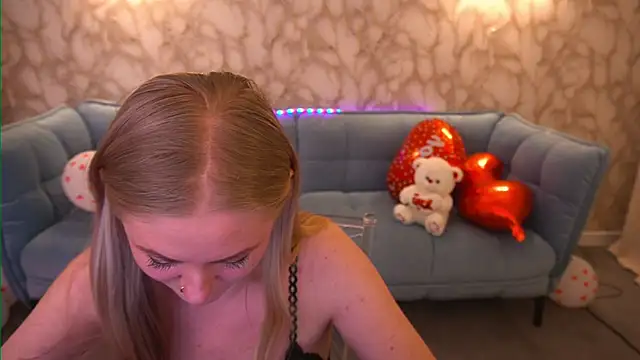 Snapshot of DramaQuenns chatting on 02/15/26, 07:51 DramaQuenns online show from 02/15/26, 07:51