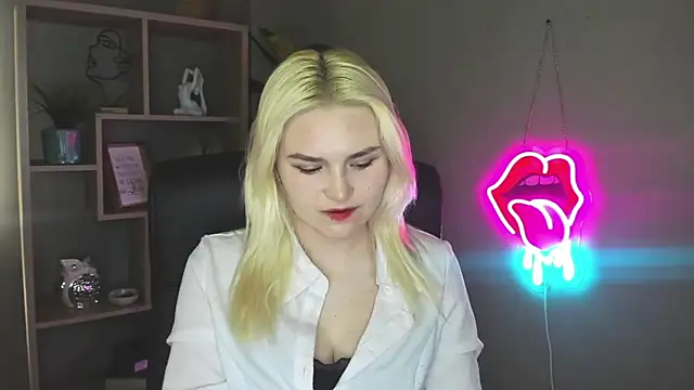 Snapshot of SweetLilyxo chatting on 05/05/26, 01:41 SweetLilyxo online show from 05/05/26, 01:41