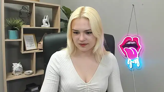 Snapshot of SweetLilyxo chatting on 05/14/26, 06:31 SweetLilyxo online show from 05/14/26, 06:31