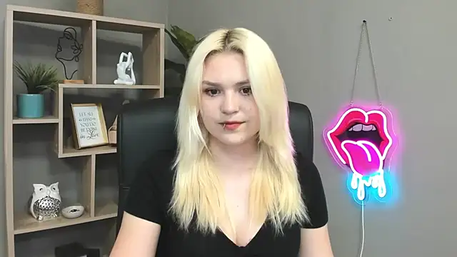 Snapshot of SweetLilyxo chatting on 05/25/26, 01:17 SweetLilyxo online show from 05/25/26, 01:17