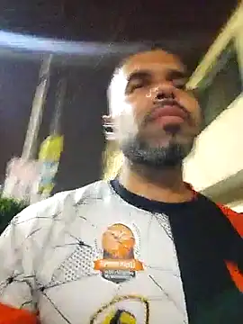 Snapshot of thom_1 chatting on 04/12/26, 10:31 thom 1 online show from 04/12/26, 10:31