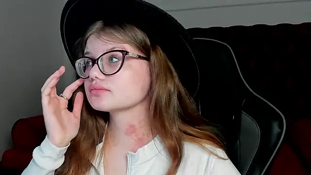 ChloeHalses online show from 04/19/26, 05:01