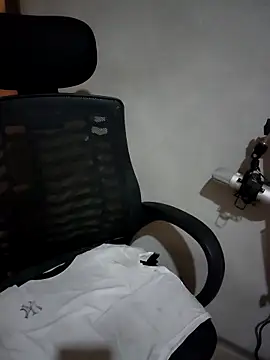 Snapshot of aki_zz69 chatting on 02/05/26, 12:48 aki zz69 online show from 02/05/26, 12:48