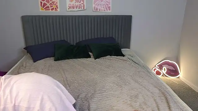 Snapshot of LovingWhisperr chatting on 02/17/26, 01:24 LovingWhisperr online show from 02/17/26, 01:24