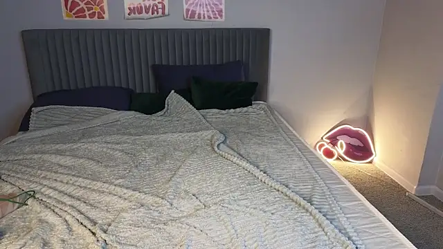 Snapshot of LovingWhisperr chatting on 02/21/26, 01:17 LovingWhisperr online show from 02/21/26, 01:17