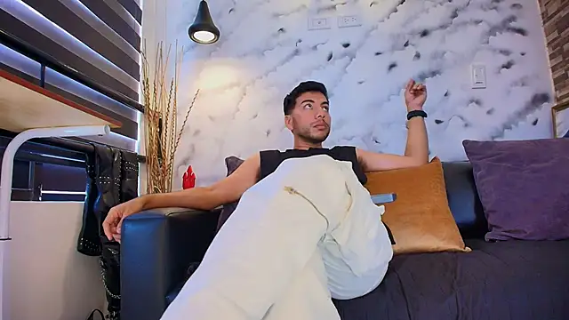 Snapshot of Max_Hornye chatting on 02/18/26, 06:37 Max Hornye online show from 02/18/26, 06:37