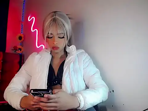 Snapshot of DahliaGill chatting on 06/15/26, 02:19 DahliaGill online show from 06/15/26, 02:19