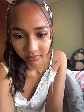 Snapshot of lyla_luv chatting on 02/15/26, 04:53 lyla luv online show from 02/15/26, 04:53