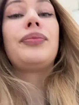 Snapshot of blonde_exe chatting on 02/17/26, 03:29 blonde exe online show from 02/17/26, 03:29