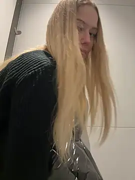 Snapshot of blonde_exe chatting on 02/22/26, 04:05 blonde exe online show from 02/22/26, 04:05