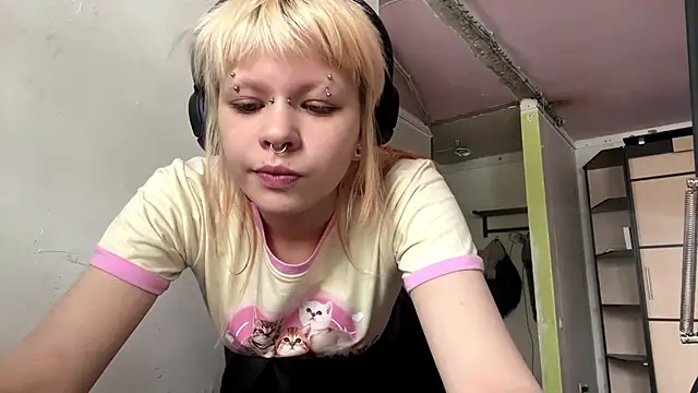 Snapshot of MeowMixer chatting on 02/08/26, 09:13 MeowMixer online show from 02/08/26, 09:13