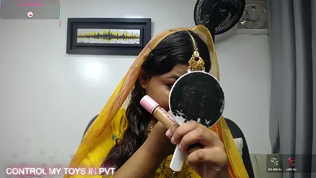 yaazhinii online show from 04/10/26, 11:59