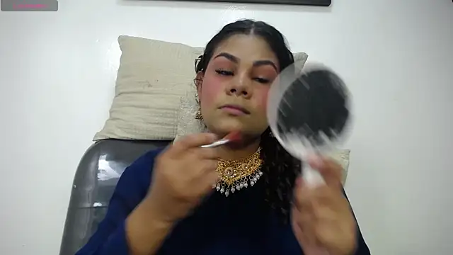 yaazhinii online show from 04/23/26, 11:42