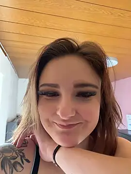 Snapshot of ViviLuu chatting on 03/10/26, 01:05 ViviLuu online show from 03/10/26, 01:05
