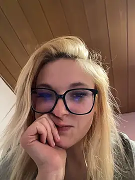 Snapshot of ViviLuu chatting on 05/21/26, 08:27 ViviLuu online show from 05/21/26, 08:27