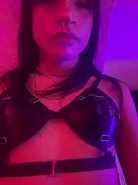 Snapshot of moonlyvelvet chatting on 02/16/26, 05:36 moonlyvelvet online show from 02/16/26, 05:36