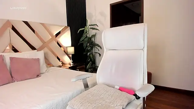 missthailand  online show from 04/14/26, 10:27