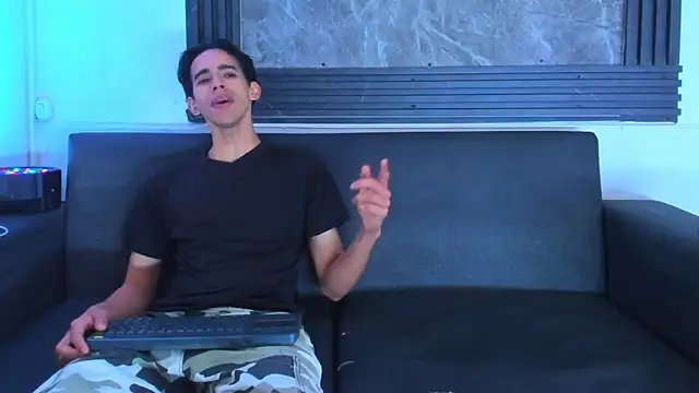 Snapshot of Wonka_1 chatting on 02/15/26, 04:20 Wonka 1 online show from 02/15/26, 04:20