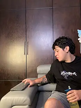 EmilyAndAndrew online show from 04/25/26, 04:04