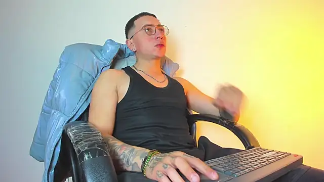 Snapshot of Emmanuel_Lust chatting on 02/05/26, 12:21 Emmanuel Lust online show from 02/05/26, 12:21