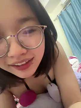 Snapshot of Alicia-a chatting on 03/04/26, 12:11 Alicia-a online show from 03/04/26, 12:11