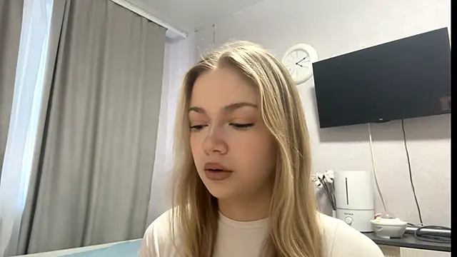 Snapshot of MilaSliger chatting on 02/17/26, 01:07 MilaSliger online show from 02/17/26, 01:07