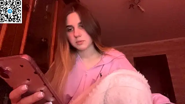 Snapshot of LovelySilk_63 chatting on 03/19/26, 02:10 LovelySilk 63 online show from 03/19/26, 02:10