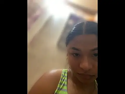 Snapshot of Romie_rous chatting on 06/19/26, 04:44 Romie rous online show from 06/19/26, 04:44