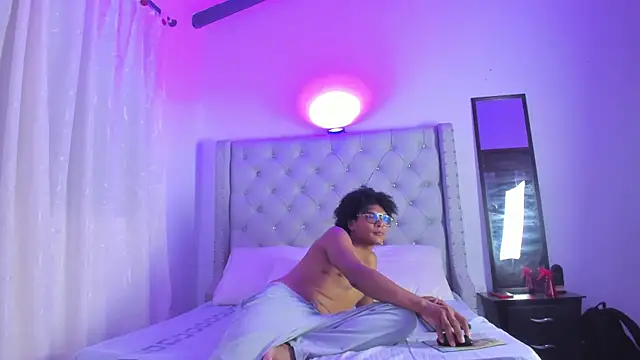 Snapshot of LatinoDark chatting on 02/11/26, 03:11 LatinoDark online show from 02/11/26, 03:11