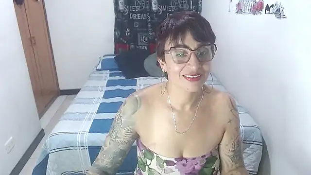 Snapshot of Charlotte_gray_ chatting on 06/14/26, 02:46 Charlotte gray online show from 06/14/26, 02:46