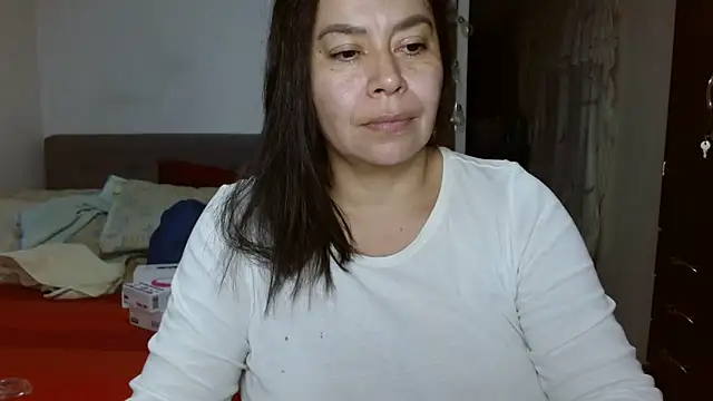 Snapshot of Karo_sexy chatting on 12/23/24, 04:33 Karo sexy online show from 12/23/24, 04:33