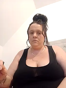 Snapshot of louisa36 chatting on 02/20/26, 10:43 louisa36 online show from 02/20/26, 10:43