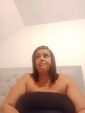 Snapshot of louisa36 chatting on 06/19/26, 10:35 louisa36 online show from 06/19/26, 10:35