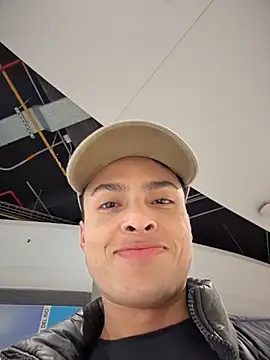 Snapshot of Eros_lee chatting on 02/25/26, 11:36 Eros lee online show from 02/25/26, 11:36