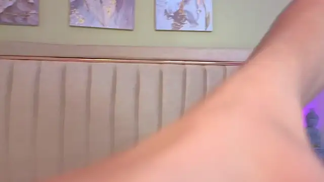 Mia Naive online show from 04/17/26, 11:57