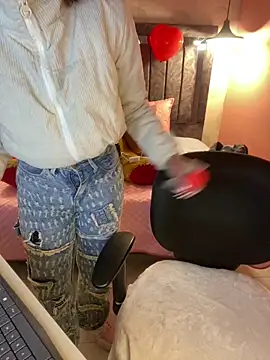 Snapshot of alahia_pink chatting on 02/13/26, 03:24 alahia pink online show from 02/13/26, 03:24