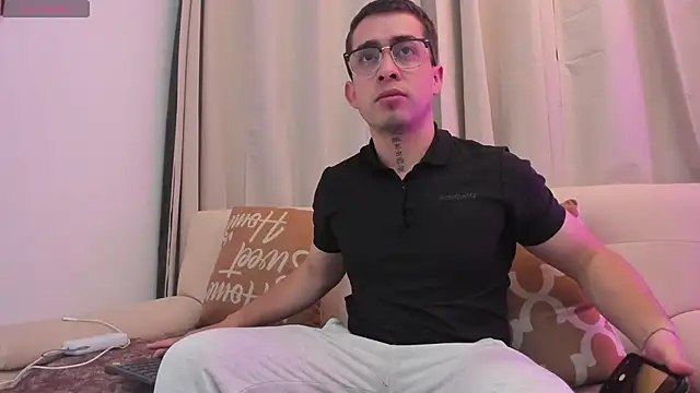 Snapshot of Tommas_Jhonson chatting on 02/18/26, 03:35 Tommas Jhonson online show from 02/18/26, 03:35