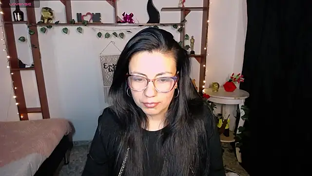 Snapshot of QueenRose94 chatting on 02/23/26, 12:35 QueenRose94 online show from 02/23/26, 12:35