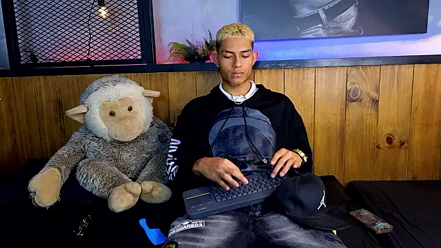 ItsZairen online show from 03/06/26, 03:36