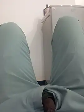 Snapshot of Daddyishere_19 chatting on 02/12/26, 05:35 Daddyishere 19 online show from 02/12/26, 05:35