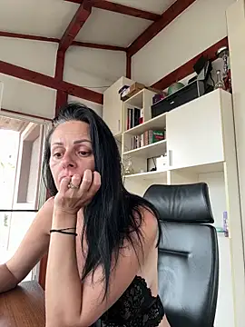 Snapshot of MiriamDelyn chatting on 06/07/26, 11:58 MiriamDelyn online show from 06/07/26, 11:58