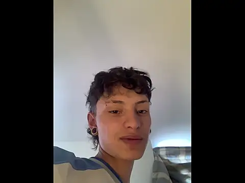 Snapshot of Damn__Love chatting on 02/15/26, 07:32 Damn Love online show from 02/15/26, 07:32