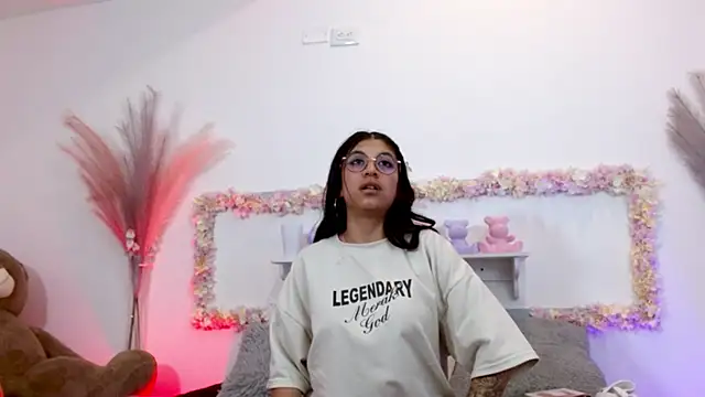 Snapshot of sharlotaustral18 chatting on 03/03/26, 03:56 sharlotaustral18 online show from 03/03/26, 03:56