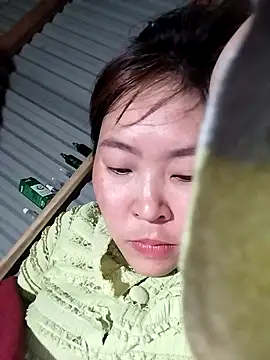 Snapshot of Yiyoongg chatting on 02/18/26, 01:29 Yiyoongg online show from 02/18/26, 01:29