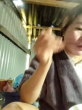 Snapshot of Yiyoongg chatting on 02/25/26, 01:48 Yiyoongg online show from 02/25/26, 01:48