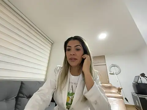 Snapshot of Encantadora_Eva chatting on 02/17/26, 01:46 Encantadora Eva online show from 02/17/26, 01:46