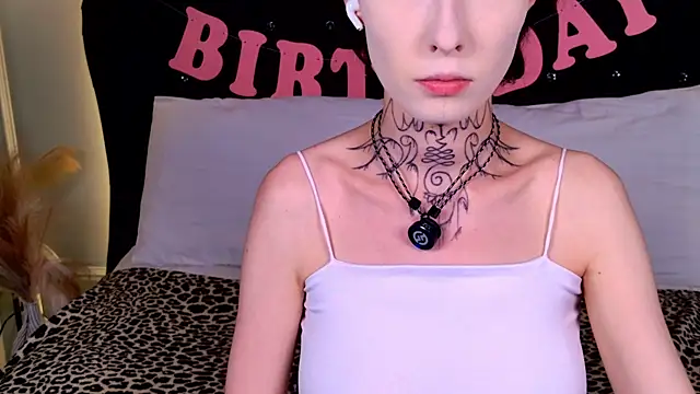 Snapshot of roxy_morrison_x chatting on 07/09/26, 03:32 roxy morrison x online show from 07/09/26, 03:32