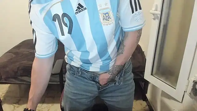 Snapshot of joaquin420_hot chatting on 02/21/26, 10:11 joaquin420 hot online show from 02/21/26, 10:11