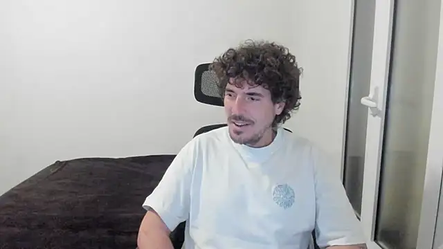 Snapshot of joaquin420_hot chatting on 02/24/26, 05:27 joaquin420 hot online show from 02/24/26, 05:27