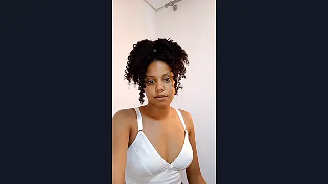 Snapshot of EsterSantopietro chatting on 02/15/26, 01:41 EsterSantopietro online show from 02/15/26, 01:41